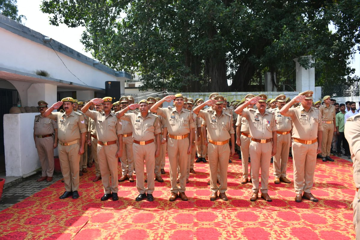budaunpolice's tweet photo. बापू के विचारों से जनसेवा के संकल्प को नई प्रेरणा���
राष्ट्रपिता महात्मा गाँधी जी की जयंती के अवसर पर एसएसपी @budaunpolice द्वारा पुलिस लाइन में गाँधी जी एवं लाल बहादुर शास्त्री जी की तस्वीर पर माल्यार्पण कर उन्हें श्रद्धापूर्वक नमन ��िया। https://t.co/sEGnVO35rB
