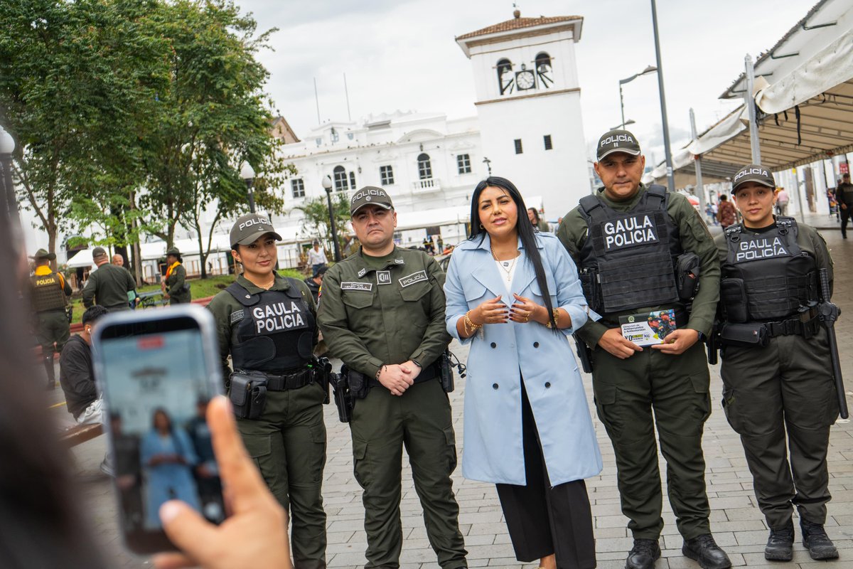 millerfdoarias's tweet photo. 🚨 #Cauca | Gobernación ofrece $100 millones de recompensa por información que permita la liberación del estudiante Duván Gómez y la pareja de esposos secuestrada en Timbío. Exigen el respeto a la vida. Reporte confidencial al 165 #GAULA. 🕊️ https://t.co/QMRRIuFRsq