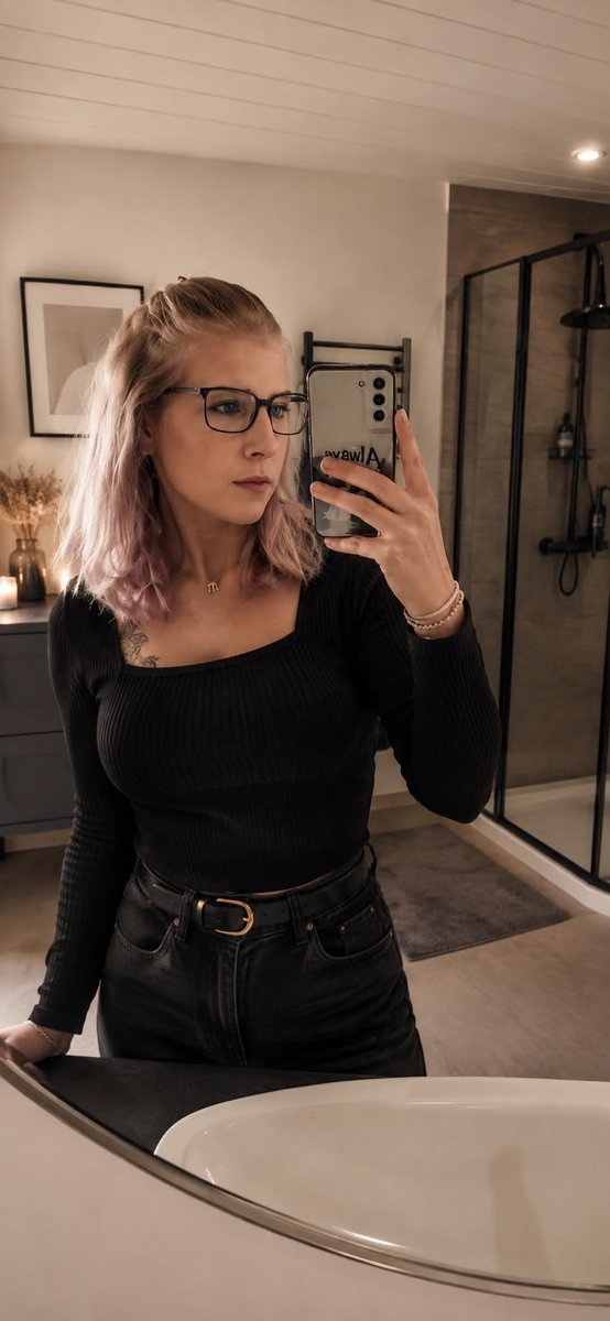 HerrinJasmin_'s tweet photo. Du darfst schauen. Zahlen musst du trotzdem.😈💸

#Findom #PayPig https://t.co/qz9PkYoJ9A