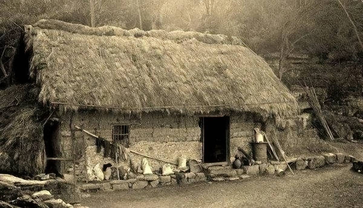 PatrickBoysfdq's tweet photo. Wondering about the purpose Guess the hat that rests on the thatched roof! https://t.co/mv3dRycWMS