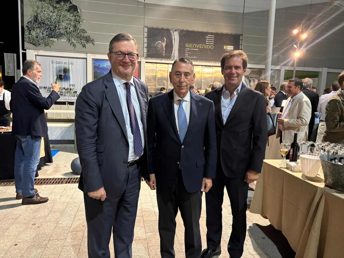CesurEdelSur's tweet photo. 🏆🌱 Presentes en los I Galardones a la Contribución y el Desempeño del Sector Primario Andaluz, celebrados en #Jaén.

🤝🏻 Compromiso, esfuerzo e innovación para el desarrollo de nuestra tierra.

👏🏻 ¡Enhorabuena a los premiados, en especial a nuestros socios @Covap y @unicagroup! https://t.co/R4scXRm9k5