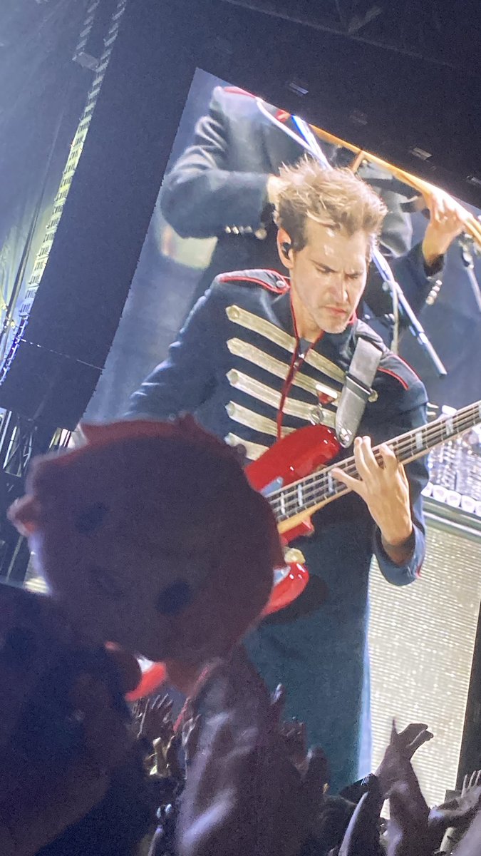 idolkito's tweet photo. @2007mikeyway i only got these 2 photos of him at the show earlier…. i hope these will suffice https://t.co/fWLX5ogioW
