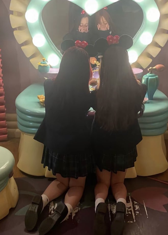 jn2qi's tweet photo. 高校の同級生オナペ達の卒アル💕
気になるやついる？？💕
いいねRPして拡散してDMこい💢💕 https://t.co/YY00fIagEr
