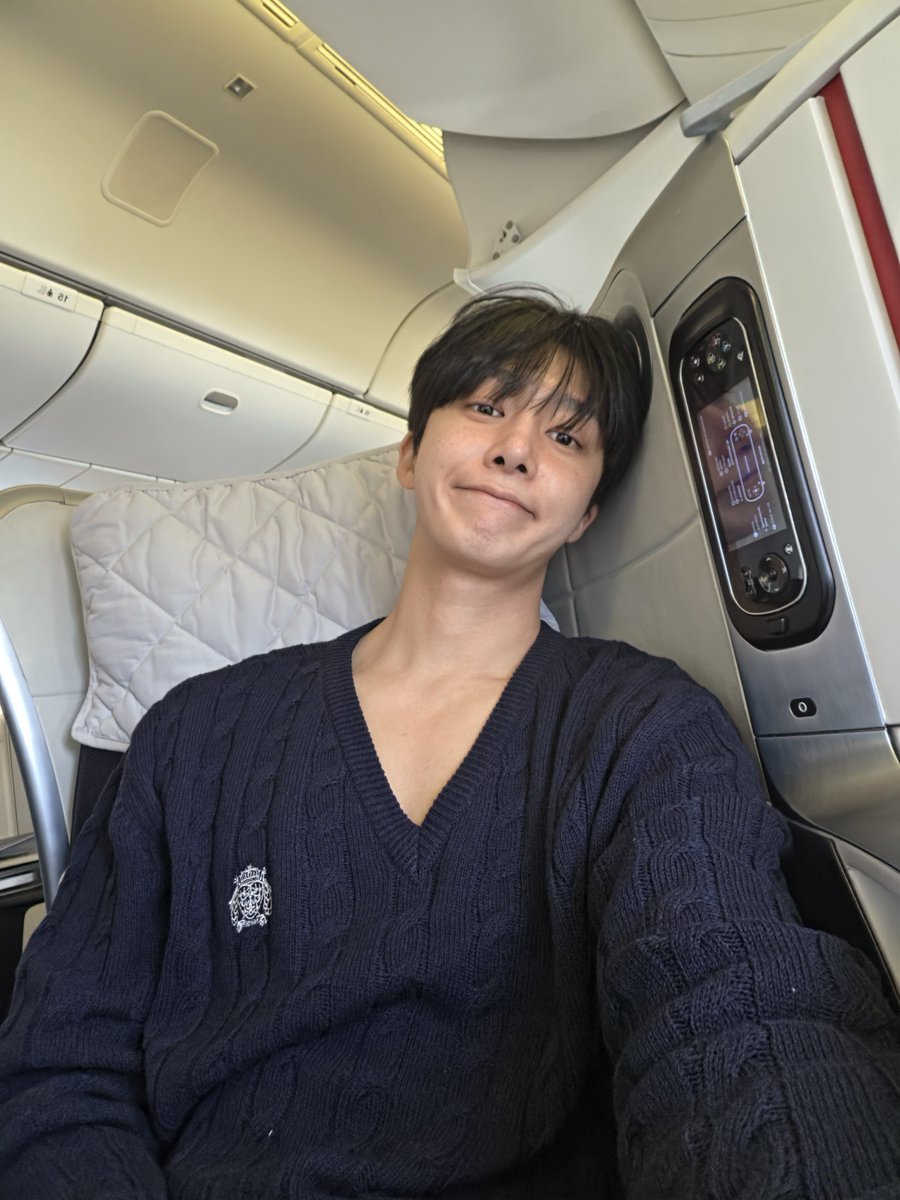 tomi931103's tweet photo. 261002 #Hyungwon 🫧

🐢 What are you up to? ㅎㅎ
🐢 I just finished Fashion Week, and now I’m going to head over to the US ㅎㅎ
🐢 Oh? I just arrived at the airport
🐢 I’ll rest for a bit and then…
🐢 I’ll come back again ㅋㅋㅋㅋㅋㅋ
🐢 I’m on the plane!!
🐢 You’ve been waiting for a long time, right?
🐢 You have to stay well while I’m on the flight~
📸📸
🐢 Knit info: Bonbom 본봄
🐢 🐢 I’m going to sleep well~~ during the flight and keep eatinnng the whole way!
🐢 It looks like it’ll take a little over 8 hours
🐢 I’ll see you soon, American Bebe
🐢 Hey, what’s up!
🐢 I’ll have a safe flight
🐢 Byeeeee
🐢 Sweet Night Sweet Morning 🖤