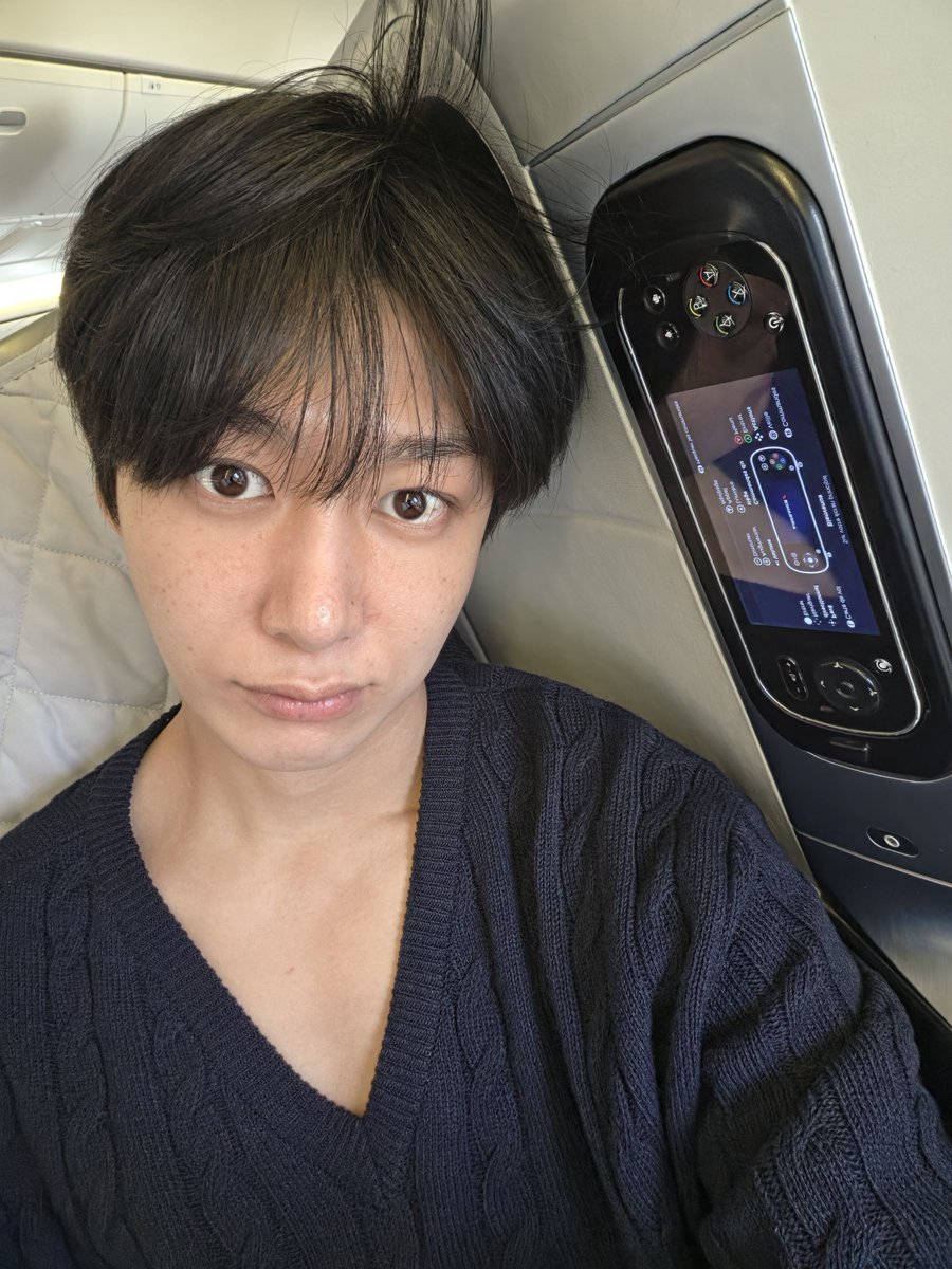 tomi931103's tweet photo. 261002 #Hyungwon 🫧

🐢 What are you up to? ㅎㅎ
🐢 I just finished Fashion Week, and now I’m going to head over to the US ㅎㅎ
🐢 Oh? I just arrived at the airport
🐢 I’ll rest for a bit and then…
🐢 I’ll come back again ㅋㅋㅋㅋㅋㅋ
🐢 I’m on the plane!!
🐢 You’ve been waiting for a long time, right?
🐢 You have to stay well while I’m on the flight~
📸📸
🐢 Knit info: Bonbom 본봄
🐢 🐢 I’m going to sleep well~~ during the flight and keep eatinnng the whole way!
🐢 It looks like it’ll take a little over 8 hours
🐢 I’ll see you soon, American Bebe
🐢 Hey, what’s up!
🐢 I’ll have a safe flight
🐢 Byeeeee
🐢 Sweet Night Sweet Morning 🖤