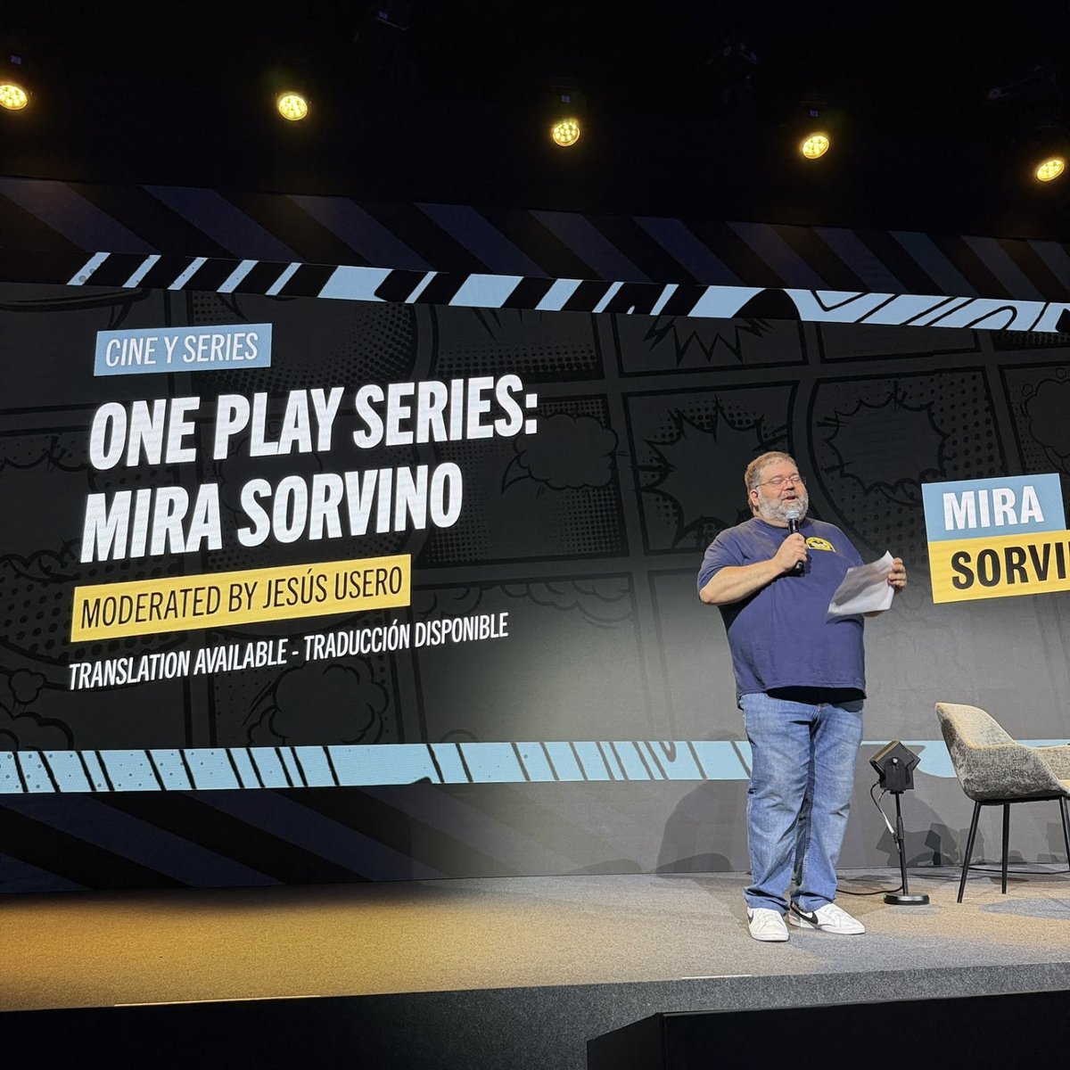 AccionCine's tweet photo. Nuestro compañero Jesús Usero fue el encargado de moderar el panel de Mira Sorvino, que repasó con el público su trayectoria: desde el Óscar y el Globo de Oro por Poderosa Afrodita hasta títulos como Mimic de Guillermo del Toro. 🏆✨

Un lujo poder compartir escenario con ella. ¡Y esto no ha hecho más que empezar! 🔥

👉 Seguid atentos a nuestras redes para no perderos nada de la #SDCCMálaga

#ComicConMálaga #SanDiegoComicConMálaga #SDCCMálaga #MiraSorvino #PoderosaAfrodita #Mimic #RevistaAcción #AcciónCine #Cine #Málaga #FYCMA #CulturaPop #Cinéfilos #PanelComicCon #JesúsUsero