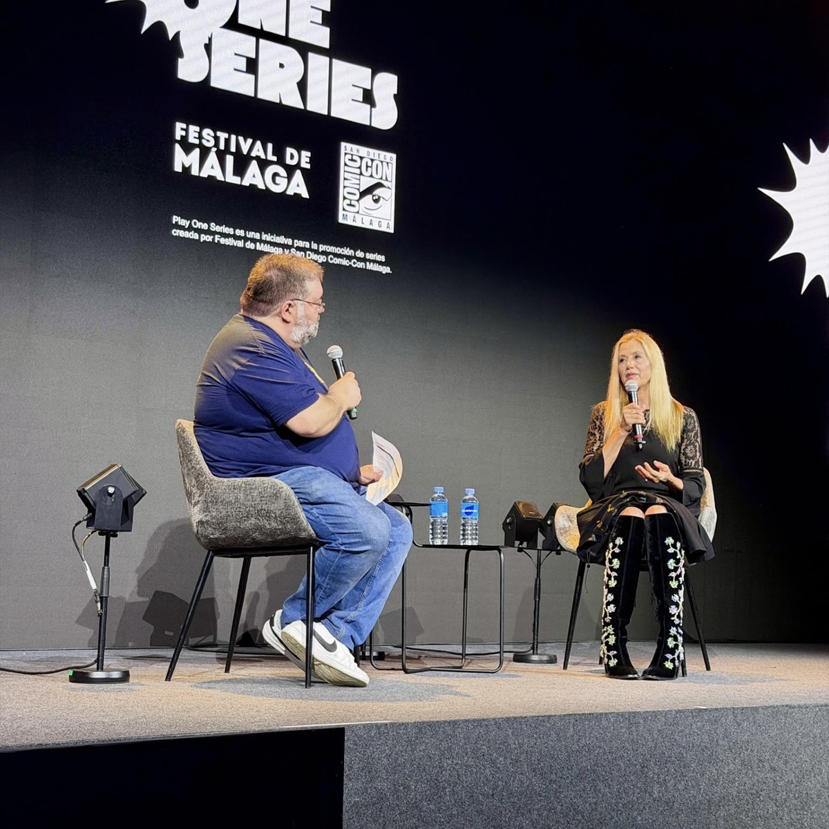 AccionCine's tweet photo. Nuestro compañero Jesús Usero fue el encargado de moderar el panel de Mira Sorvino, que repasó con el público su trayectoria: desde el Óscar y el Globo de Oro por Poderosa Afrodita hasta títulos como Mimic de Guillermo del Toro. 🏆✨

Un lujo poder compartir escenario con ella. ¡Y esto no ha hecho más que empezar! 🔥

👉 Seguid atentos a nuestras redes para no perderos nada de la #SDCCMálaga

#ComicConMálaga #SanDiegoComicConMálaga #SDCCMálaga #MiraSorvino #PoderosaAfrodita #Mimic #RevistaAcción #AcciónCine #Cine #Málaga #FYCMA #CulturaPop #Cinéfilos #PanelComicCon #JesúsUsero