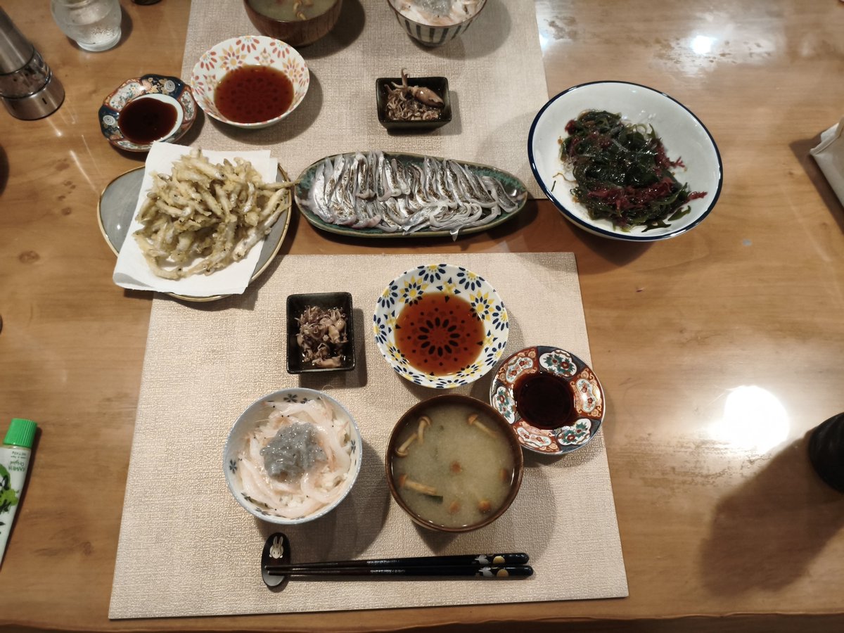10garage10's tweet photo. 最高すぎる夕飯
白エビと生シラスの海鮮丼
タチウオの炙り
ワカサギの天ぷら
ヒイカの煮付け
海藻サラダ
ナメコのお味噌汁 https://t.co/64oj6gYjHV