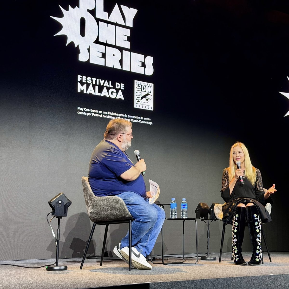 AccionCine's tweet photo. Nuestro compañero Jesús Usero fue el encargado de moderar el panel de Mira Sorvino, que repasó con el público su trayectoria: desde el Óscar y el Globo de Oro por Poderosa Afrodita hasta títulos como Mimic de Guillermo del Toro. 🏆✨

Un lujo poder compartir escenario con ella. ¡Y esto no ha hecho más que empezar! 🔥

👉 Seguid atentos a nuestras redes para no perderos nada de la #SDCCMálaga

#ComicConMálaga #SanDiegoComicConMálaga #SDCCMálaga #MiraSorvino #PoderosaAfrodita #Mimic #RevistaAcción #AcciónCine #Cine #Málaga #FYCMA #CulturaPop #Cinéfilos #PanelComicCon #JesúsUsero
