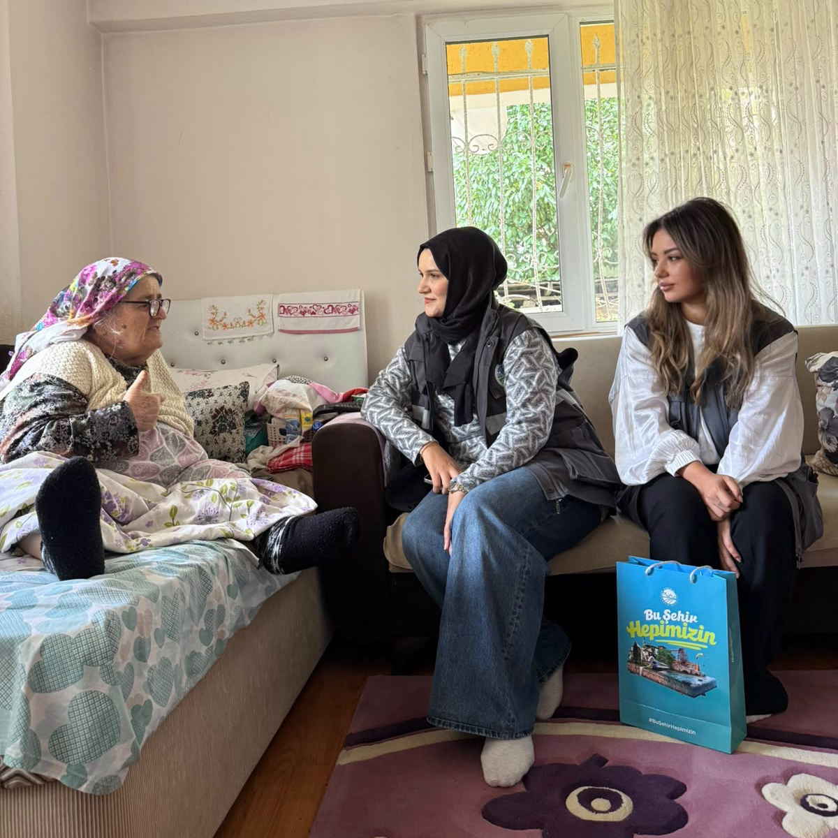 Sakaryabld's tweet photo. Bir tebessüm, bir güzel sohbet, nice kıymetli hatıra… ❤️💐

1 Ekim Dünya Yaşlılar Günü’nde YADEM ekiplerimizle 16 ilçemizde yaşayan büyüklerimizi evlerinde ziyaret ettik. Hal ve hatırlarını sorduk, ihtiyaç ve taleplerini dinledik. 🤝🏻👴🏻👵🏻

#BuŞehirHepimizin 

🌐https://t.co/uYMOUJdr9T