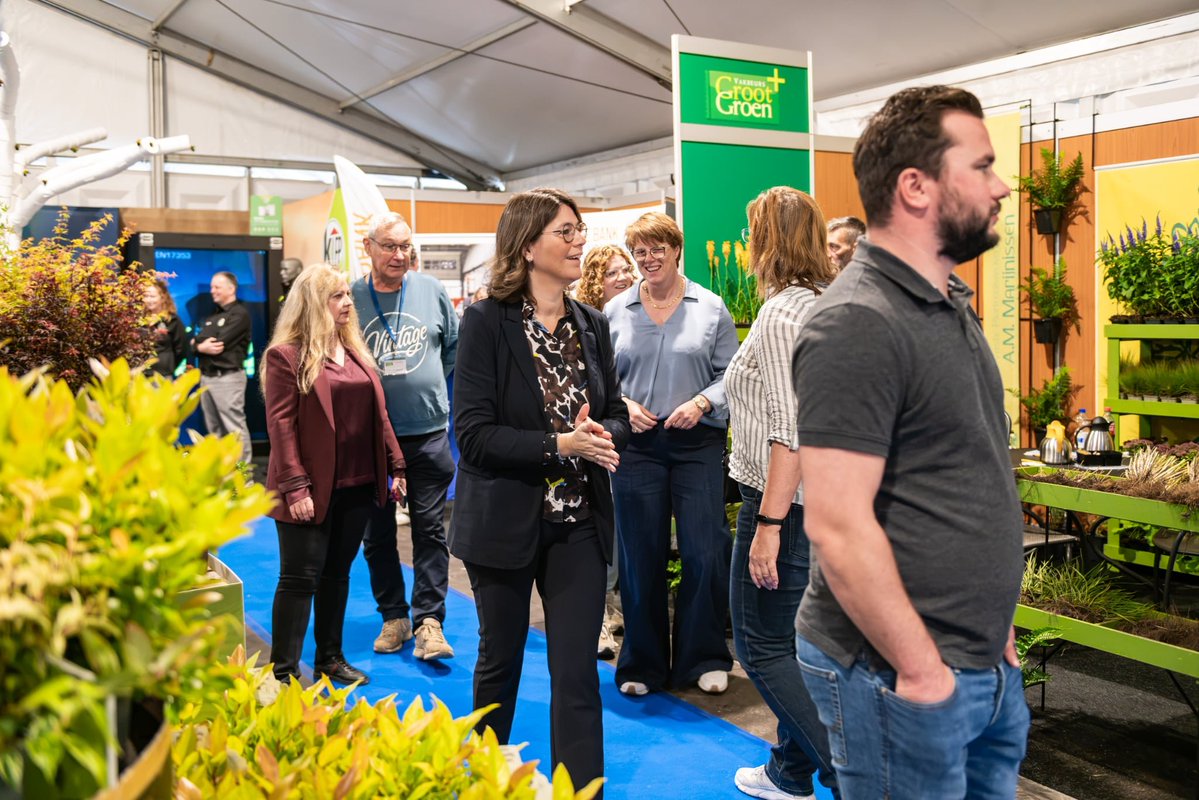 grootgroenplus's tweet photo. Hoog bezoek bij #GrootGroenPlus. Burgemeester van Zundert Joyce Vermue kwam langs met wethouders Rick Zagers, Maikel Voeten en Jetske Bon om een blik op de beursvloer te werpen.

#GrowingTogether https://t.co/Ku38OMMJSs