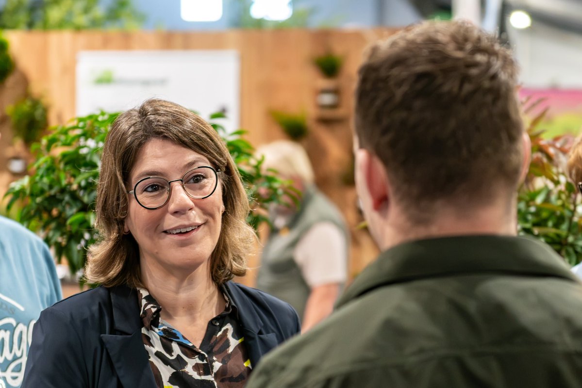 grootgroenplus's tweet photo. Hoog bezoek bij #GrootGroenPlus. Burgemeester van Zundert Joyce Vermue kwam langs met wethouders Rick Zagers, Maikel Voeten en Jetske Bon om een blik op de beursvloer te werpen.

#GrowingTogether https://t.co/Ku38OMMJSs