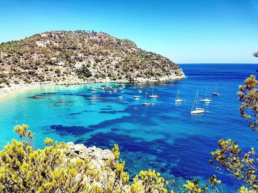 Wallisafs's tweet photo. Costa Brava al amanecer: arena fina, mar azul intenso y el silencio que solo tiene la playa antes de que lleguen los turistas. Momento perfecto para respirar libertad! https://t.co/T1yVgBlg9G