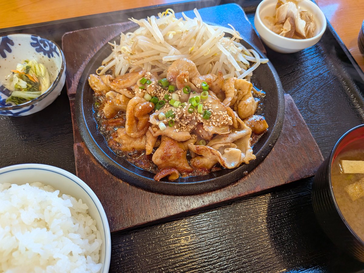 gelshoku's tweet photo. 中野市と木島平・山ノ内方面へドライブに行ってきました！
美味しいグルメと絶景、そして幻想的なイルミネーション��満喫した一日

#じょうや
#焼きモツ定食
#竜王マウンテンリゾート
#SORAterrace
#ソラテラス
#山に恋するイルミネーション
#ダリア
#やまびこの丘公園
#中野市
#木島平村
#山ノ内町 https://t.co/DJ5sEKP4UJ