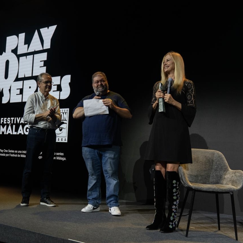 AccionCine's tweet photo. Nuestro compañero Jesús Usero fue el encargado de moderar el panel de Mira Sorvino, que repasó con el público su trayectoria: desde el Óscar y el Globo de Oro por Poderosa Afrodita hasta títulos como Mimic de Guillermo del Toro. 🏆✨

Un lujo poder compartir escenario con ella. ¡Y esto no ha hecho más que empezar! 🔥

👉 Seguid atentos a nuestras redes para no perderos nada de la #SDCCMálaga

#ComicConMálaga #SanDiegoComicConMálaga #SDCCMálaga #MiraSorvino #PoderosaAfrodita #Mimic #RevistaAcción #AcciónCine #Cine #Málaga #FYCMA #CulturaPop #Cinéfilos #PanelComicCon #JesúsUsero