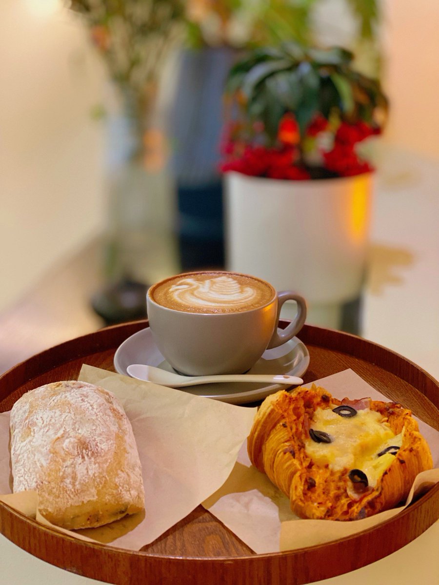 OMEGASNELLpzun's tweet photo. Guau! Este café con leche caliente y medialuga recién horneada hace que mi maana sea perfecta, sin nada mejor para empezar el día. https://t.co/KeAMmNlBbT