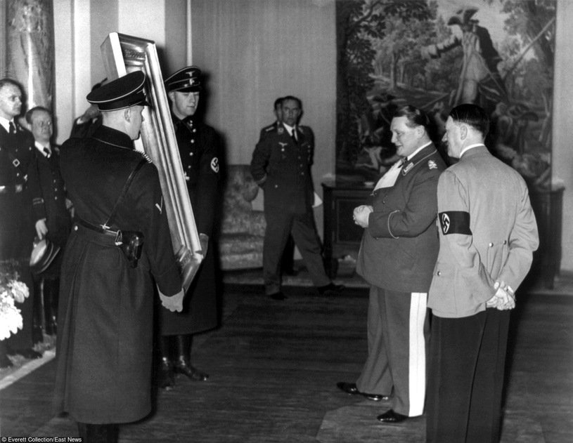 AnitaSchelde's tweet photo. Polska...dyżurny Chłopiec do bicia vol 2 ❗️

Dzisiaj mija 82 rocznica upadku Powstania Warszawskiego...obserwujcie uważnie profil naszego "sojusznika"...czy chociaż słowem się o TYM nie zająknie ⬇️

ACHTUNG ❗️ ACHTUNG ❗️

Według ścisłych dokumentów "Wehrmachtu" :
Ze ZMASAKROWANEJ przez Niemców stolicy Polski od 11 sierpnia do 15 września 1944 r. wyjechało 23 300 wagonów „dóbr ewakuacyjnych” (10 tys. załadowanych przez placówki Wehrmachtu, 3500 przez Zarząd Uzbrojenia, 6800 przez placówki cywilne, 3000 przez kolej).
W tym samym czasie z Warszawy, wyjechało od kilkuset do kilkunastu tysięcy ciężarówek z dobrem które Niemcy UKRADLI Polakom.
RABUNEK był perfekcyjnie  zaplanowany. Reichsführer-SS Heinrich Himmler nakazał najpierw wywieźć wszystko wartościowe, a potem zrównać miasto z ziemią. Złoto i pieniądze kierowano do Banku Rzeszy, futra i dywany m. in. do Ravensbrück, kosztowności do urzędu lombardowego w Berlinie. Po kapitulacji, od października do grudnia 1944 r., zniszczono dalsze około 30 % zabudowy lewobrzeżnej Warszawy.

"Proszę pani...ale sprawców po wojnie ukarano ???"
Tak..."ukarano" w taki sposób, że :
ŻADEN sprawca należący do niemieckich sił zbrojnych nie został osądzony za te zbrodnie przed sądem międzynarodowym ani krajowym.
Nie znalazłam ani JEDNEGO niemieckiego oficera skazanego przez sąd niemiecki za ZBRODNIE podczas Powstania Warszawskiego. Dotyczy to zarówno generałów, jak i oficerów średniego i niższego szczebla.
#NiemieckieZbrodnie #ReparationsForPoland

Kochani...dzisiaj mamy w naszej Szkole wizytację z Kuratorium...dlatego zajęcia kończymy o 18 😊.
Pani od historii...po raz pierwszy od 14 miesięcy będzie miała wolny wieczór ✌️.
Ale proszę nie wpadać w euforię...bo jutro wrócę i wszystko RYGORYSTYCZNIE sprawdzę 😉.
Dlatego bardzo pamiętać o naszej szkolnej dyscyplinie :
- klikamy RT
- piszemy komentarze
- wspieramy niezłomną Siłaczkę.
https://t.co/uYX0ELCMFj