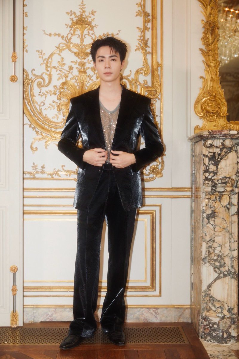 DomundiTV's tweet photo. A STATEMENT OF GLAMOUR 

Zee Pruk @zee_pruk brings a striking sense of glamour to the runway in Paris, where sleek tailoring meets a touch of refined elegance.

ZEEPRUK PARIS RUNWAY AGAIN
#SUNGYILEExZEEPRUK
#SungyiLee
#ZeePruk https://t.co/hhxykFf9Z0