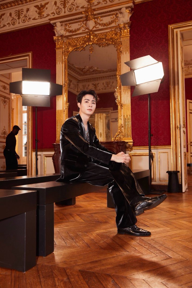 DomundiTV's tweet photo. A STATEMENT OF GLAMOUR 

Zee Pruk @zee_pruk brings a striking sense of glamour to the runway in Paris, where sleek tailoring meets a touch of refined elegance.

ZEEPRUK PARIS RUNWAY AGAIN
#SUNGYILEExZEEPRUK
#SungyiLee
#ZeePruk https://t.co/hhxykFf9Z0