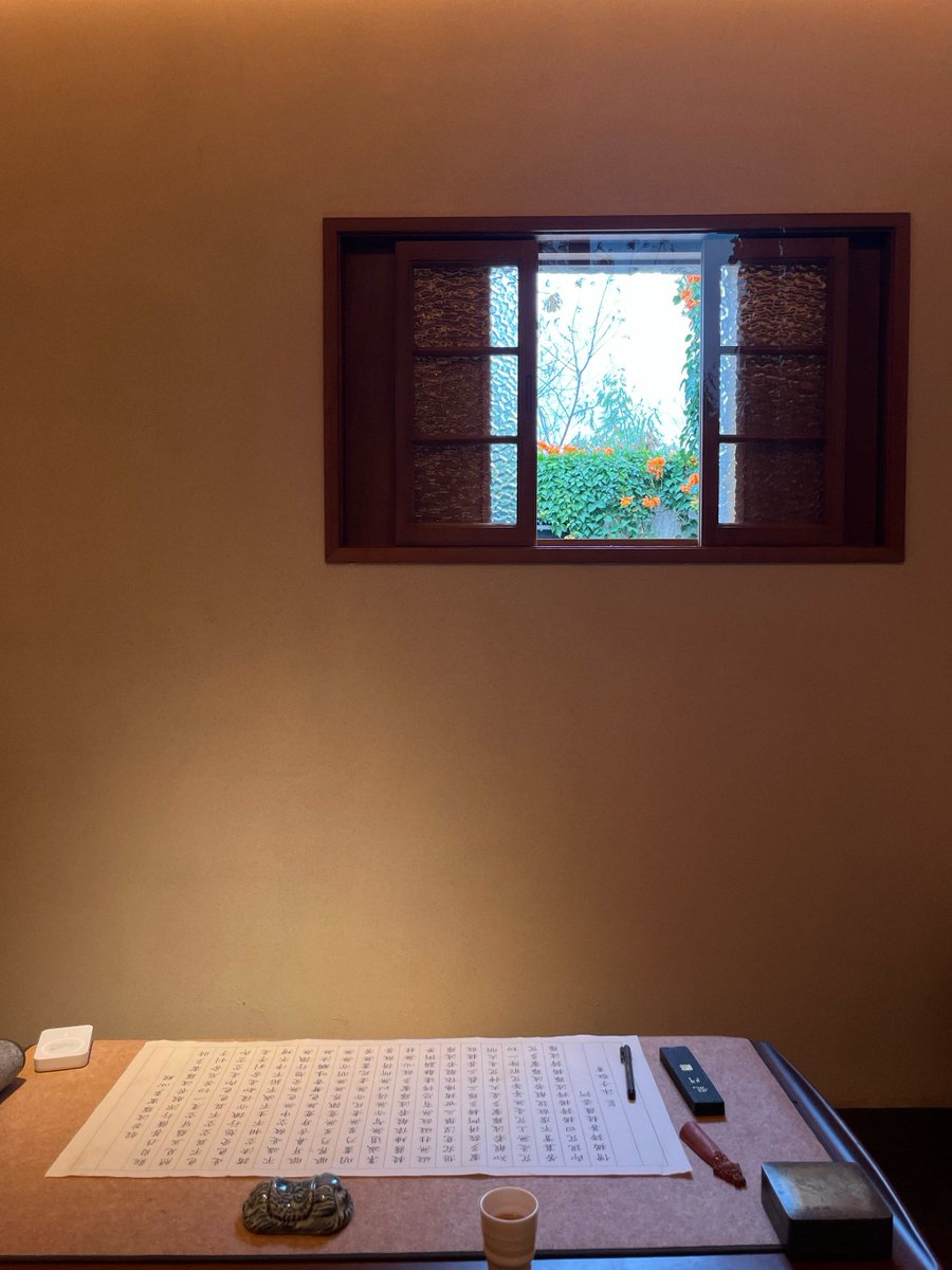 StephenBur8byg's tweet photo. Just my daily ritual:端臼俳（duan jiu pai）carrying the rice mortar, composing a haiku by the kitchen window! https://t.co/3wqNnTzTEo