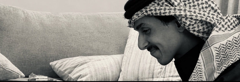 exzpii's tweet photo. أنا أكثر إنسان أحبك لو يحبونك
لا تترك النفس تلقى منك مصرعها

تغانم الوقت لا تمشي على هونك
بعض القرارات يخدمها تسرّعها

حاولت في كل شي : إلا إني أخونك 
لو ننقطع من بعضنا ؟ لا توقعها 

لو عندي القدره أسرق بـ سرق عيونك 
و أحبها و أنت ما تدري — و أرجعها .

— محمد بن ظّافر . https://t.co/IpKPHCOqFm