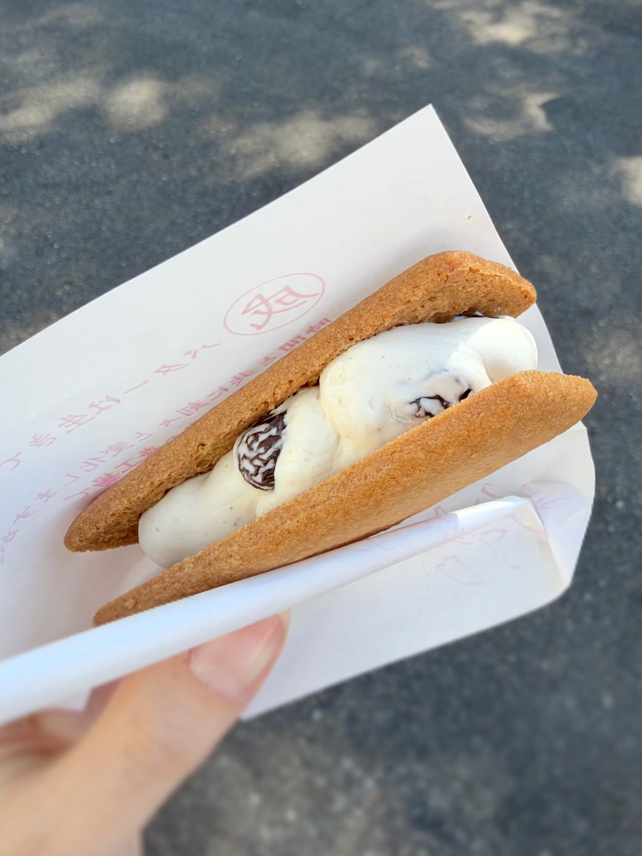 hi36987's tweet photo. 帯広行ったときに食べた六花亭の
できたてマルセイバターサンドが美味しすぎた
毎日食べたいけど売ってるの1店舗のみらしい…… https://t.co/lHGTjbvu1k