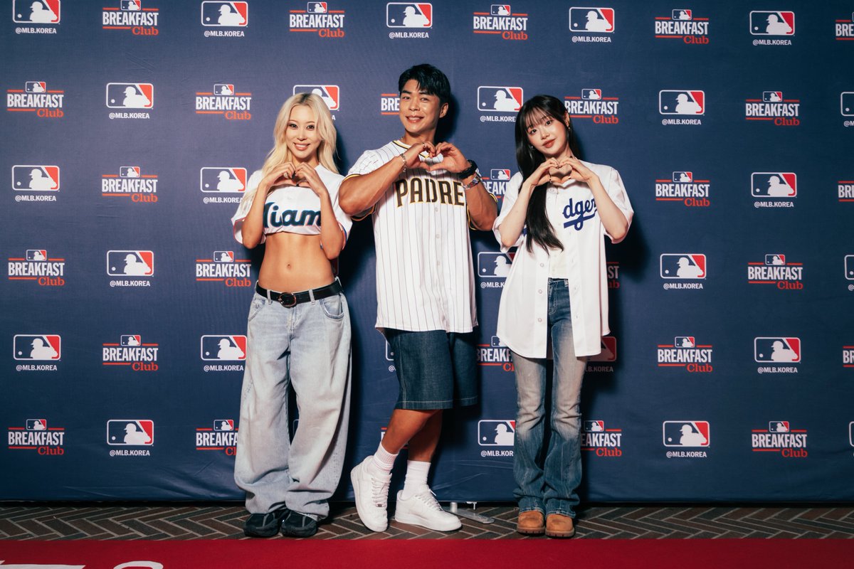MLBKOR's tweet photo. 가운데서 하트에 누구보다 진심인 마선호ㅋㅋㅋ ⚾️ 츄·다영·마선호가 함께한 포토월 

#츄 #DAYOUNG #다영 #MLBBREAKFASTCLUB #MLBKOREA https://t.co/gCtn3TFuxz