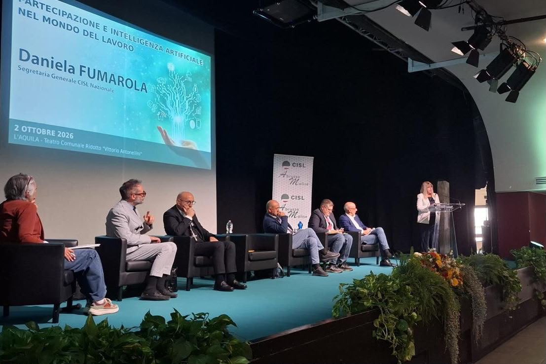 CislNazionale's tweet photo. #DanielaFumarola a L’Aquila: «Se l’intelligenza artificiale aumenta la produttività, quella produttività va redistribuita; il tempo che fa risparmiare va deciso insieme; le professionalità che trasforma richiedono percorsi per crescere con la tecnologia invece di esserne espulsi. 
È con la contrattazione nazionale, aziendale e territoriale che colleghiamo produttività e salari, innovazione e formazione, flessibilità e partecipazione. E con la partecipazione portiamo il lavoro dentro le scelte prima che gli effetti siano già decisi.»

#Cisl #IA #Produttività #Contrattazione #Partecipazione