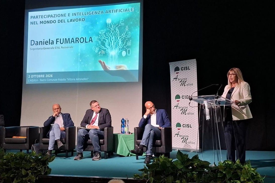 CislNazionale's tweet photo. #DanielaFumarola a L’Aquila: «Se l’intelligenza artificiale aumenta la produttività, quella produttività va redistribuita; il tempo che fa risparmiare va deciso insieme; le professionalità che trasforma richiedono percorsi per crescere con la tecnologia invece di esserne espulsi. 
È con la contrattazione nazionale, aziendale e territoriale che colleghiamo produttività e salari, innovazione e formazione, flessibilità e partecipazione. E con la partecipazione portiamo il lavoro dentro le scelte prima che gli effetti siano già decisi.»

#Cisl #IA #Produttività #Contrattazione #Partecipazione