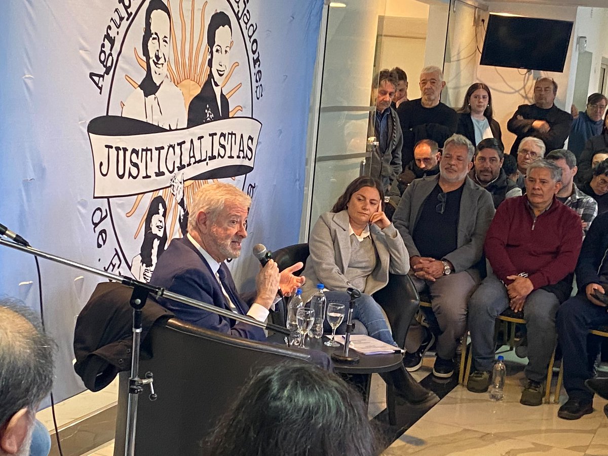 secasfpi's tweet photo. Ayer, #SECASFPI participó de la charla política “Mala praxis y mentiras en el juicio y condena a Cristina Kirchner”, organizada por la Agrupación de Trabajadores Justicialistas de Empresas de Energía, con las exposiciones del Dr. Carlos Beraldi y la diputada nacional @Vsiley 

Durante el encuentro se abordaron las irregularidades denunciadas en torno a la causa y los fundamentos jurídicos cuestionados por la defensa de Cristina.

La libertad de @CFKArgentina es una causa del pueblo. Cristina es inocente, por eso la queremos libre y candidata.