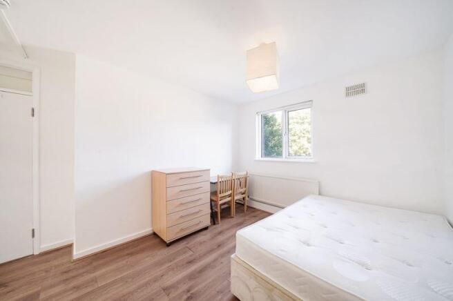 LookProperty's tweet photo. TO LET 🏡

Walk House, Mile End Road, Stepney, E1 📍

£2,900 pcm 💷

Opposite QMW University, 3 bedroom 2nd floor apartment within a private building. It is neutrally decorated throughout and has 2 bathrooms, gas central heating and double glazing.

https://t.co/o7geSdE2VH https://t.co/fsWakusEU5