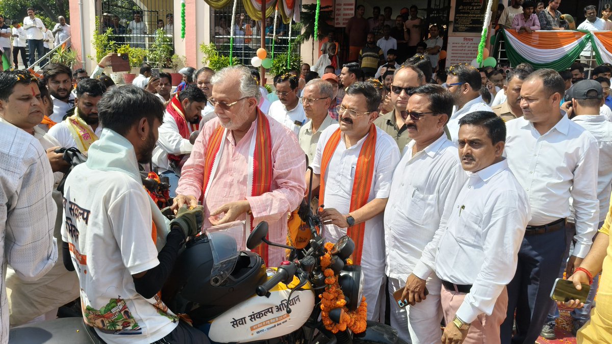 vinod4spnm's tweet photo. सेवा संकल्प अभियान के तहत बड़नगर से वाराणसी जा रही बाइक यात्रा के शाहजहाँपुर महानगर में ठहराव के दूसरे दिन कैबिनेट मंत्री माननीय श्री @SureshKKhanna  जी ने सभी को एक-एक बैग देकर पटका पहनाया , प्रसाद देकर सम्मान से विदा किया , कार्यकर्ता मौजूद रहे
@idharampalsingh https://t.co/3yceQ1MdoU