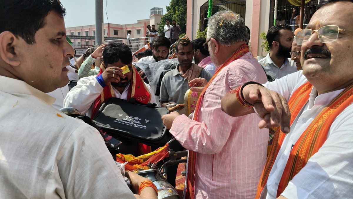 vinod4spnm's tweet photo. सेवा संकल्प अभियान के तहत बड़नगर से वाराणसी जा रही बाइक यात्रा के शाहजहाँपुर महानगर में ठहराव के दूसरे दिन कैबिनेट मंत्री माननीय श्री @SureshKKhanna  जी ने सभी को एक-एक बैग देकर पटका पहनाया , प्रसाद देकर सम्मान से विदा किया , कार्यकर्ता मौजूद रहे
@idharampalsingh https://t.co/3yceQ1MdoU