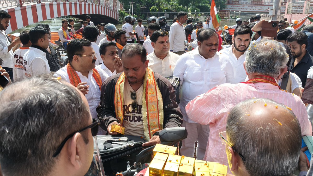 vinod4spnm's tweet photo. सेवा संकल्प अभियान के तहत बड़नगर से वाराणसी जा रही बाइक यात्रा के शाहजहाँपुर महानगर में ठहराव के दूसरे दिन कैबिनेट मंत्री माननीय श्री @SureshKKhanna  जी ने सभी को एक-एक बैग देकर पटका पहनाया , प्रसाद देकर सम्मान से विदा किया , कार्यकर्ता मौजूद रहे
@idharampalsingh https://t.co/3yceQ1MdoU