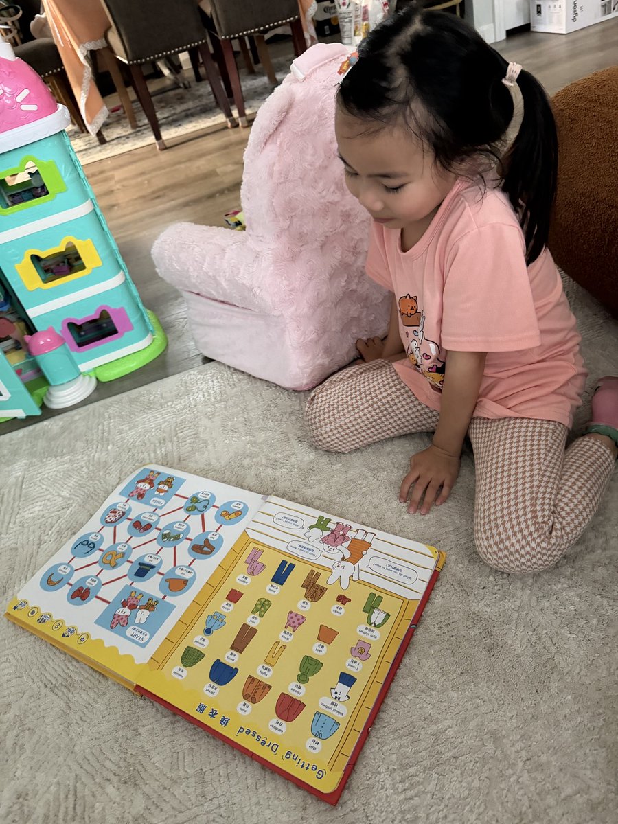 D31BeeHiveSI's tweet photo. The joy of reading with our youngest readers! 📚🐛📖⭐️ #neverstopreadingchallenge⭐️⭐️ #d31iswherelearningstickslikehoney🍯 @djacobsen920 @AP_JelaniMiller @DocPalton @CSD31SI @NYCSchools https://t.co/k7SoJwU63u