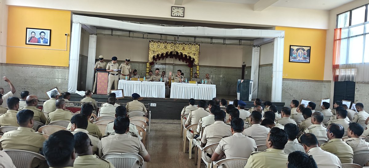 SPmysuru's tweet photo. ಮೈಸೂರು ಜಿಲ್ಲೆಯ ಪಿರಿಯಾಪಟ್ಟಣಕ್ಕೆ ಮಾನ್ಯ ಮುಖ್ಯಮಂತ್ರಿಗಳಾದ ಶ್ರೀ ಡಿ ಕೆ ಶಿವಕುಮಾರ್ ರವರು  ಆಗಮಿಸುವ ಹಿನ್ನೆಲೆಯಲ್ಲಿ, ಜಿಲ್ಲಾ ಪೊಲೀಸ್ ಅಧೀಕ್ಷಕರಾದ ಶ್ರೀ ಮಲ್ಲಿಕಾರ್ಜುನ ಬಾಲದಂಡಿ ಐಪಿಎಸ್ ರವರು ಬಂದೋಬಸ್ತ್ ಕರ್ತವ್ಯಕ್ಕೆ ನಿಯೋಜನೆಗೊಂಡಿರುವ ಅಧಿಕಾರಿ‌ ಸಿಬ್ಬಂದಿಗಳಿಗೆ ಸೂಕ್ತ ಸಲಹೆ ಸೂಚನೆಗಳನ್ನು ನೀಡಿದರು. https://t.co/Z9ctN7vEk6