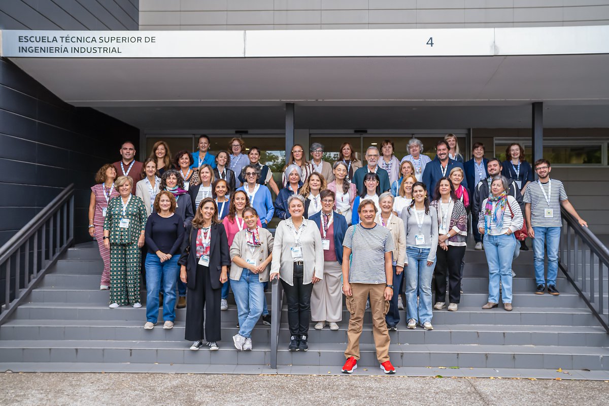 unirioja's tweet photo. 📰| La Biblioteca de la UR  @bibur reúne a las Bibliotecas del Grupo 9 de Universidades @uni_g9 en las VI Jornadas de Buenas Prácticas en Atención a Espacios y Personas ‘La Biblioteca Extendida'.

En total participan 50 bibliotecarios del Grupo 9 de Universidades (G–9) y ha habido 22 aportaciones, repartidas en 5 ejes estratégicos, de las cuales 13 han sido comunicaciones y 9 pósteres.

👇Lee la noticia completa aquí 👇 
https://t.co/FjtdkE9PZK
