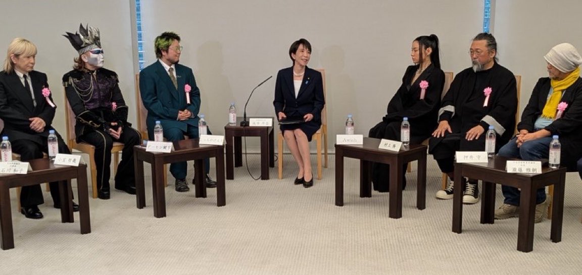 cobta's tweet photo. 高市首相は2025年末に小室哲哉/デーモン小暮閣下/村上隆/押井守らエンタメの著名人を招いており、その場で「ヒップホップへの投資を検討して下さい」とアーティスト側からの依頼があったことを思い出しています。自分の推しがそういう「出資と協力」に参画するこわさがすぐそこまできてるんですよね。 https://t.co/6Zav39LizA
