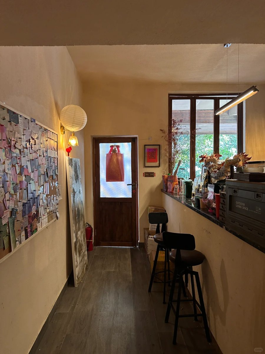 MagneticTrrqf6's tweet photo. Today I took a break from my busy schedule at the craft shop, where the carved (刻) wooden ornaments were on display, and chatted with the kind shop owner from the peaceful rural town of Xianba (闲芭) — a truly relaxing moment. https://t.co/5keH2VLO2u