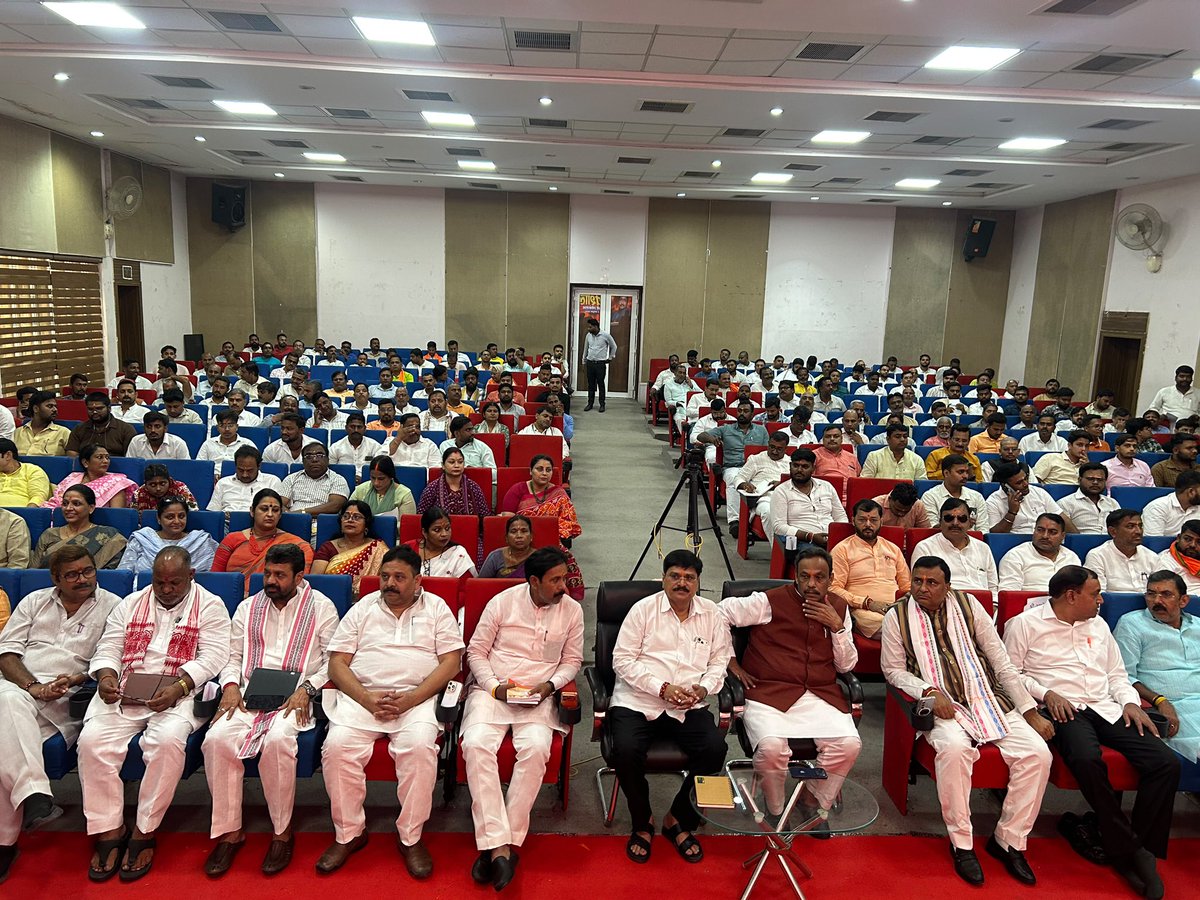 IJAGDISHPATEL's tweet photo. वाराणसी में लोकसभा क्षेत्र की सोशल मीडिया कार्यशाला में भाजपा के राष्ट्रीय महामंत्री एवं उत्तर प्रदेश प्रभारी श्री @TawdeVinod जी के साथ सहभागिता की।

कार्यशाला में सोशल मीडिया के माध्यम से संगठन की विचारधारा को जन-जन तक पहुँचाने, सरकार की जनकल्याणकारी योजनाओं एवं उपलब्धियों का प्रभावी प्रचार-प्रसार करने तथा डिजिटल मंचों पर संगठन की सक्रियता और जनसंवाद को और अधिक सशक्त बनाने की दिशा में महत्वपूर्ण विचार-विमर्श हुआ।

इस दौरान श्री हर्ष चतुर्वेदी जी व काशी क्षेत्र के क्षेत्रीय अध्यक्ष एवं क्षेत्रीय प्रभारी सहित वाराणसी लोकसभा क्षेत्र के सभी जनप्रतिनिधि तथा सोशल मीडिया के पदाधिकारी एवं कार्यकर्ता उपस्थित रहे।

#BJP #BJP4UP #Varanasi #SocialMediaWorkshop