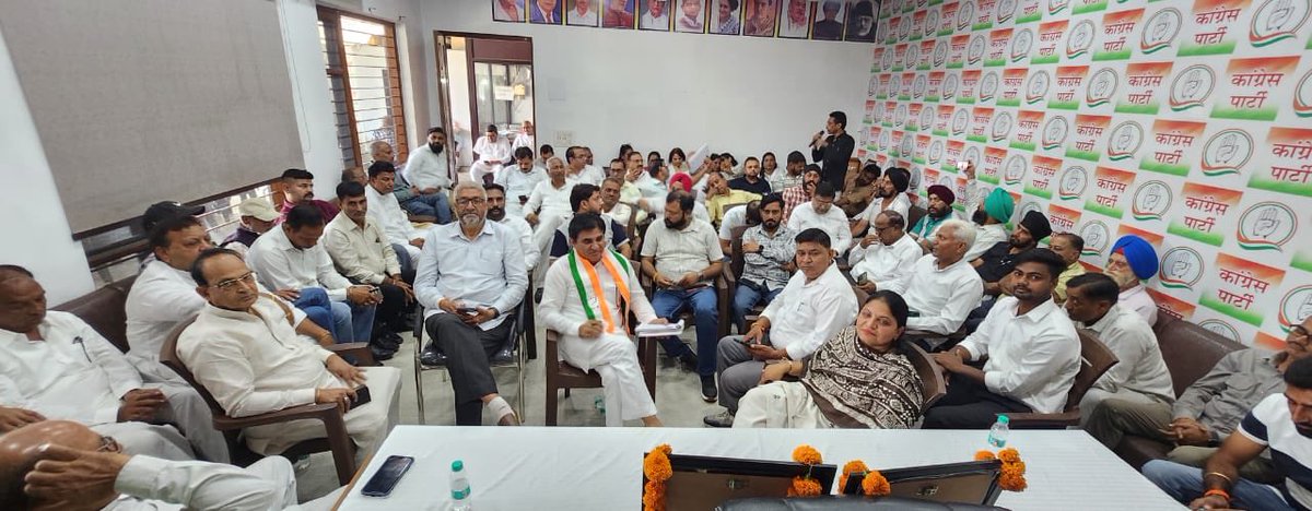 DevinderSingh__'s tweet photo. 🇮🇳 राष्ट्रपिता महात्मा गांधी जी एवं पूर्व प्रधानमंत्री लाल बहादुर शास्त्री जी की जयंती पर श्रद्धापूर्वक नमन 🇮🇳

आज जिला कांग्रेस कमेटी शहरी यमुनानगर द्वारा राष्ट्रपिता महात्मा गांधी जी एवं पूर्व प्रधानमंत्री लाल बहादुर शास्त्री जी की जयंती श्रद्धा एवं सम्मान के साथ मनाई गई।
इस अवसर पर जिला कांग्रेस कमेटी के सभी वरिष्ठ नेता, पदाधिकारी एवं कार्यकर्ता साथी उपस्थित रहे। सभी ने महात्मा गांधी जी के सत्य, अहिंसा और सद्भाव के संदेश तथा लाल बहादुर शास्त्री जी के सादगी, ईमानदारी और देशसेवा के आदर्शों को याद किया। इस मौके पर ब्लॉक प्रधान शहरी ,वरिष्ठ नेता एवं कार्यकर्ता साथी मौजूद रहे

“सत्य, अहिंसा और देशसेवा के मार्ग पर चलना ही महापुरुषों को सच्ची श्रद्धांजलि है।”
🙏 महात्मा गांधी जी को शत्-शत् नमन।
🙏 लाल बहादुर शास्त्री जी को शत्-शत् नमन।

देवेंद्र सिंह
अध्यक्ष, जिला कांग्रेस कमेटी शहरी यमुनानगर

#महात्मागांधी
 #लालबहादुरशास्त्री #गांधीजयंती #शास्त्रीजयंती #यमुनानगर #जिलाकांग्रेसकमेटी @RahulGandhi @SanjaySDutt @kcvenugopalmp @kharge