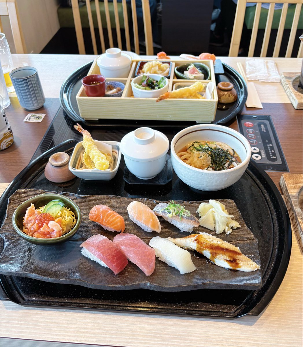 mikokiyoooo's tweet photo. 昨日と今日の(   ᷇࿀ ᷆  )🍚🍴
🍊のランチ御膳お得で良かったし⚽️楽しかったけど疲れやばすぎて死、今日1日かけて蘇生した◜ω◝非常食持ち歩こう… https://t.co/ba4Hc8GRPI