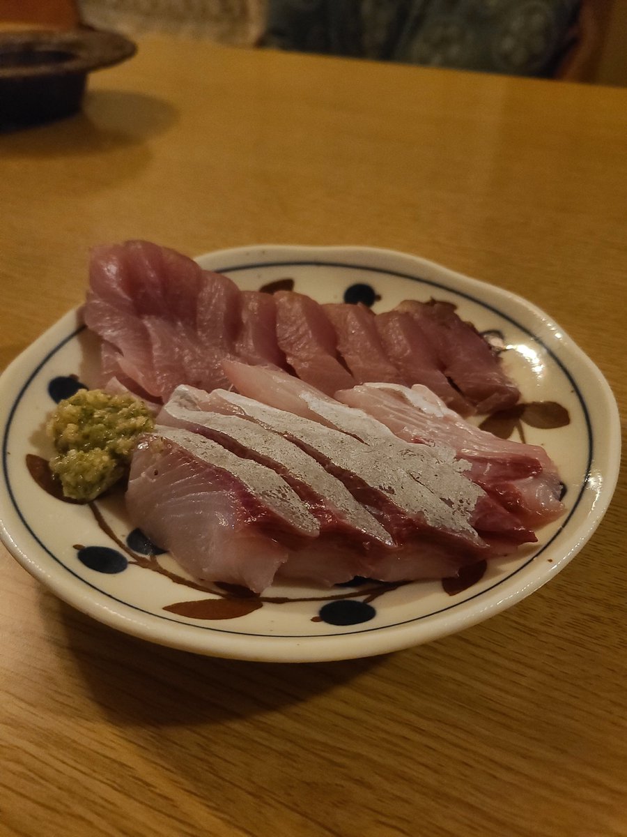 kanari_eleven's tweet photo. ハマチとカンパチ大優勝ですございます……。
きゅうりすりおろしてカルパッチョ風にしたのも青臭さがよき……😌
幸 https://t.co/X2cdkddg2J