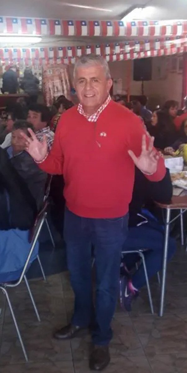 Danielmpajaro's tweet photo. Obviamente Pato no verás esto, la idea es exponerte ante los que quedan, aunque no fuiste anónimo resaltar tu figura, arriba de un escenario de algún barrio remoto, animando, cantando y haciendo tu extensa rutina de chistes
Ahora que sobran los valientes bien vale reivindicarte https://t.co/wSJZTZg6KH