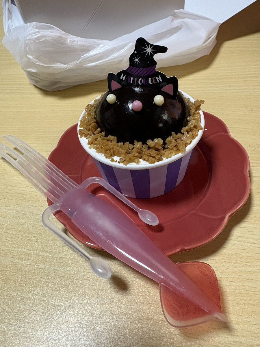 RENREN4722's tweet photo. 黒猫ケーキもらいました(*>ω<)
今日は休みでしたがアスリバやる気が低迷でアニモとモンストしてました笑 https://t.co/lwYeYbH5Fo