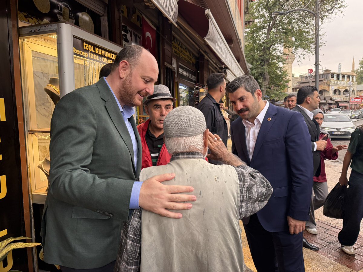 ibrahimeyyupogl's tweet photo. AK Parti Teşkilat Başkanımız Sayın Ahmet Büyükgümüş ve beraberindeki heyet ile birlikte Dergâh Camii’nde kıldığımız Cuma namazının ardından esnaf ve hemşehrilerimizle bir araya geldik.

Cumhurbaşkanımız Sayın Recep Tayyip Erdoğan’ın teşrifleriyle gerçekleştirilecek Şanlıurfa Şehir Hastanemizin açılış programına tüm hemşehrilerimizi davet ettik.

📍 Yer: Şanlıurfa Şehir Hastanesi
🗓️ Gün: 3 Ekim Cumartesi
🕒 Saat: 15.00

@RTErdogan @Akparti @abuyukgumus @farukaytek @hakanaksu058 @bybekirbozdag @MustafaAlkayis @milhamigunbegi