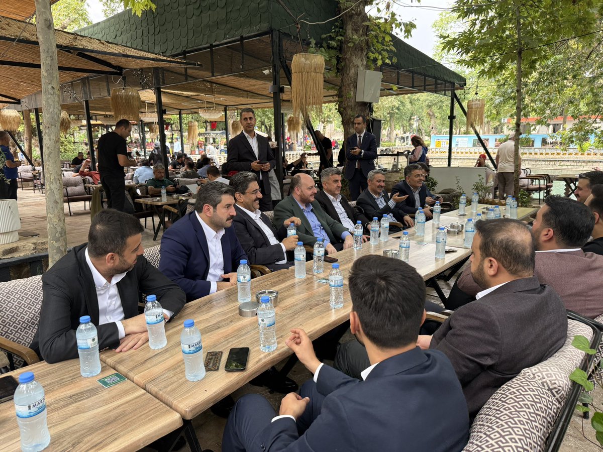 ibrahimeyyupogl's tweet photo. AK Parti Teşkilat Başkanımız Sayın Ahmet Büyükgümüş ve beraberindeki heyet ile birlikte Dergâh Camii’nde kıldığımız Cuma namazının ardından esnaf ve hemşehrilerimizle bir araya geldik.

Cumhurbaşkanımız Sayın Recep Tayyip Erdoğan’ın teşrifleriyle gerçekleştirilecek Şanlıurfa Şehir Hastanemizin açılış programına tüm hemşehrilerimizi davet ettik.

📍 Yer: Şanlıurfa Şehir Hastanesi
🗓️ Gün: 3 Ekim Cumartesi
🕒 Saat: 15.00

@RTErdogan @Akparti @abuyukgumus @farukaytek @hakanaksu058 @bybekirbozdag @MustafaAlkayis @milhamigunbegi