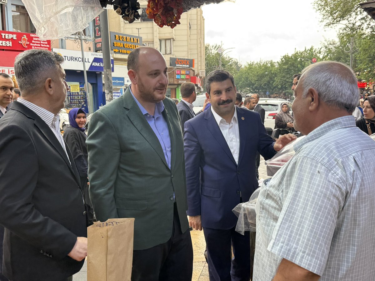 ibrahimeyyupogl's tweet photo. AK Parti Teşkilat Başkanımız Sayın Ahmet Büyükgümüş ve beraberindeki heyet ile birlikte Dergâh Camii’nde kıldığımız Cuma namazının ardından esnaf ve hemşehrilerimizle bir araya geldik.

Cumhurbaşkanımız Sayın Recep Tayyip Erdoğan’ın teşrifleriyle gerçekleştirilecek Şanlıurfa Şehir Hastanemizin açılış programına tüm hemşehrilerimizi davet ettik.

📍 Yer: Şanlıurfa Şehir Hastanesi
🗓️ Gün: 3 Ekim Cumartesi
🕒 Saat: 15.00

@RTErdogan @Akparti @abuyukgumus @farukaytek @hakanaksu058 @bybekirbozdag @MustafaAlkayis @milhamigunbegi