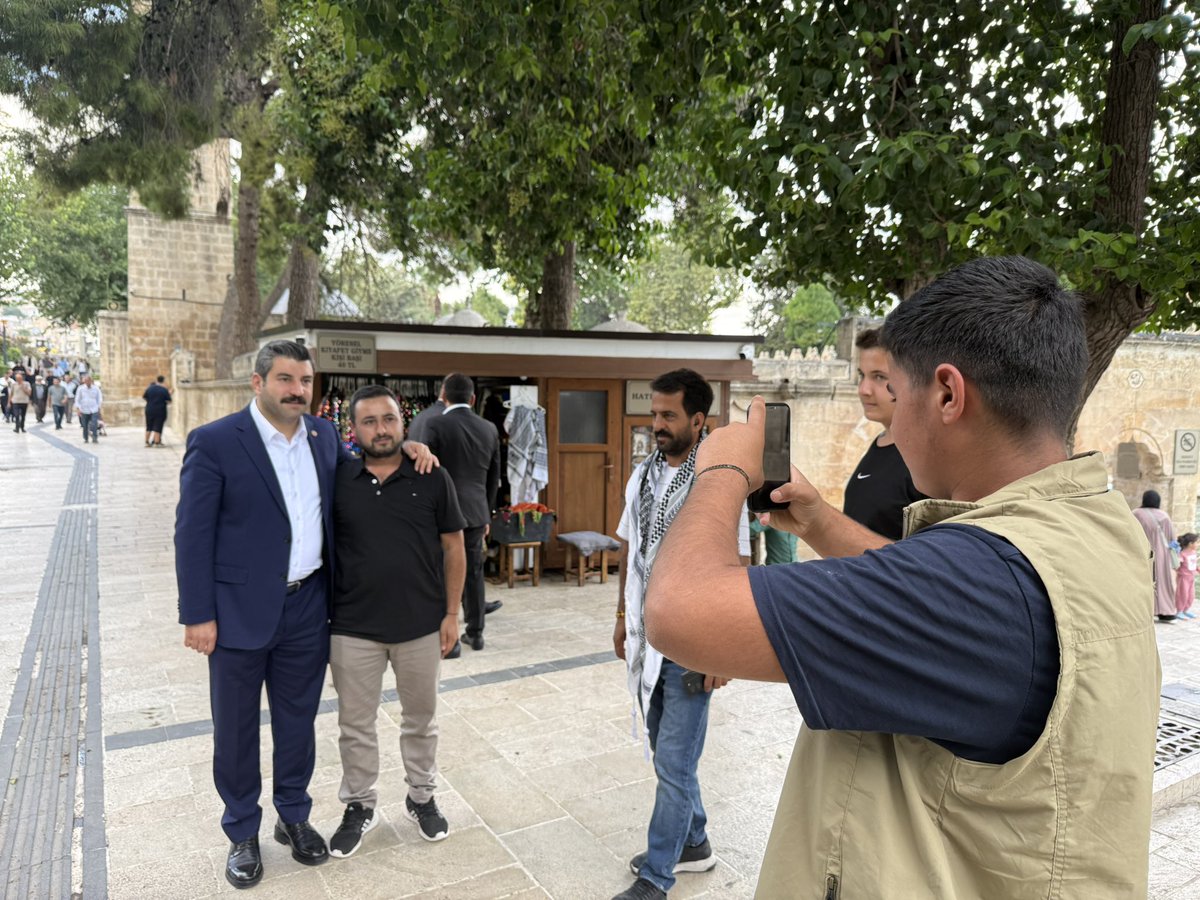 ibrahimeyyupogl's tweet photo. AK Parti Teşkilat Başkanımız Sayın Ahmet Büyükgümüş ve beraberindeki heyet ile birlikte Dergâh Camii’nde kıldığımız Cuma namazının ardından esnaf ve hemşehrilerimizle bir araya geldik.

Cumhurbaşkanımız Sayın Recep Tayyip Erdoğan’ın teşrifleriyle gerçekleştirilecek Şanlıurfa Şehir Hastanemizin açılış programına tüm hemşehrilerimizi davet ettik.

📍 Yer: Şanlıurfa Şehir Hastanesi
🗓️ Gün: 3 Ekim Cumartesi
🕒 Saat: 15.00

@RTErdogan @Akparti @abuyukgumus @farukaytek @hakanaksu058 @bybekirbozdag @MustafaAlkayis @milhamigunbegi