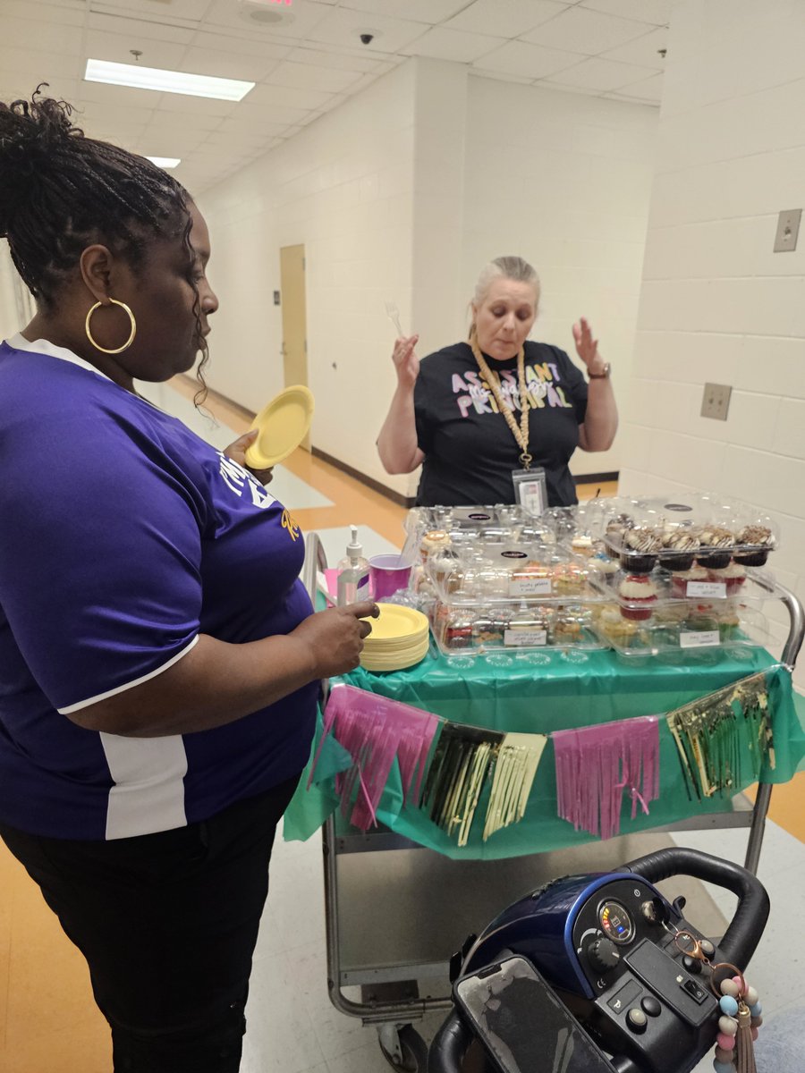 BrandiKotsalis1's tweet photo. Our "cup"cake is overflowing! What a yummy treat! Thank you admin! @RCE_HCS #FocusedForward https://t.co/GvCebH5ws8